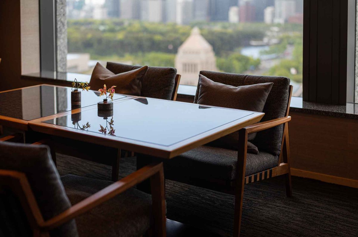 クラブフロアの専用ラウンジ「The Capitol Lounge SaRyoh」にはBLAVAイージーチェア。ここは宿泊者のみが利用できる落ち着ける場所。国会議事堂を眺めながらゆったりと上質なお飲み物や軽食を楽しめる